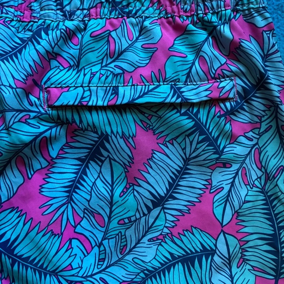 NEW Member's Mark Men's Resort Swim Trunk in a green and coral leaf pattern - Picture 3 of 4